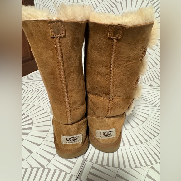 UGG Girls Bailey Boots 3 Buttons Size 13 Chestnut‎ - Picture 3 of 9